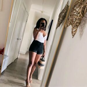 LEVIS BLACK SHORTS